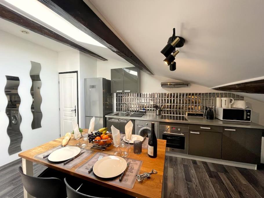 Charme Urbain Sous Les Toits-Terrasse/Clim/Parking Διαμέρισμα Μπεζιέ Εξωτερικό φωτογραφία